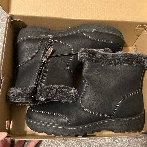 Khombu Shoes - Brand new Khombu Addison all weather boots